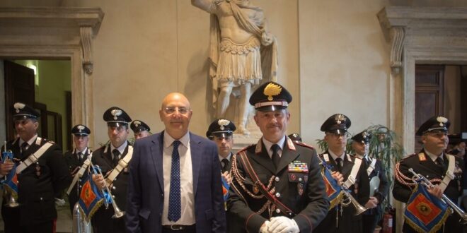 Il comandante della Fanfara dei Carabinieri a Cavallo con Pino Acquafredda per Alberoandronico