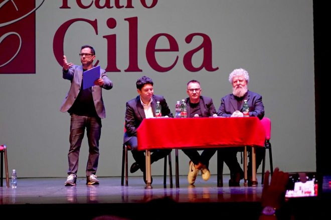 Francesco Mastandrea, Mario Esposito, Nando Mormone e Lello Arena durante la presentazione al Teatro Cilea