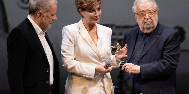Gabriele Lavia, Edwige Fenech e Pupi Avati, durante la consegna del riconoscimento cinema