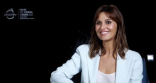 Paola Cortellesi durante un'intervista alla Festa del cinema di Roma