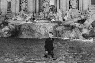 Pedro Alonso nella fontana di Trevi a Roma. Foto di Leandro Emede