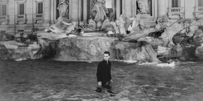 Pedro Alonso nella fontana di Trevi a Roma. Foto di Leandro Emede