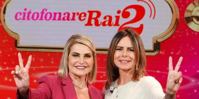 Simona Ventura e Paola Perego a Citofonare Rai 2. Foto dal Web