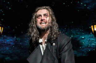 Bradley Jaden è Javert per Les Misérables. Foto di Johan Persson