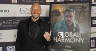 Il regista di Global Harmoni, Fabio Massa al Chinese Theatre di Los Angeles. Foto di Eugenio Blasio