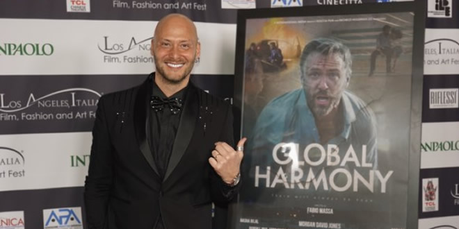 Il regista di Global Harmoni, Fabio Massa al Chinese Theatre di Los Angeles. Foto di Eugenio Blasio
