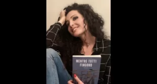 Mentre tutti fingono, di Clementina Tirino