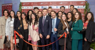 Il sindaco Massimo Coppola con i giovani universitari per il Premio Penisola Sorrentina