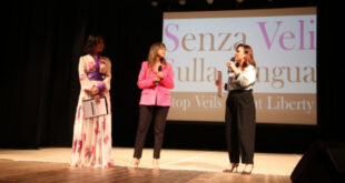 Rajae Bezzaz e Valeria Graci in un momento della serata a cura dell'associazione Senza Veli