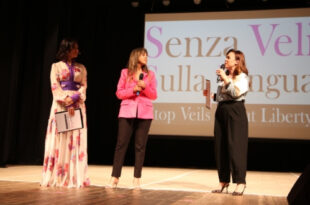 Rajae Bezzaz e Valeria Graci in un momento della serata a cura dell'associazione Senza Veli