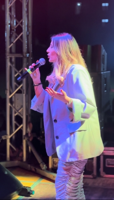 Emiliana Cantone durante l'esibizione