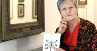 Carla Magnani con il suo libro Scritti di pensieri che mutano