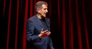 Ezio Greggio al teatro con Una vita sullo schermo