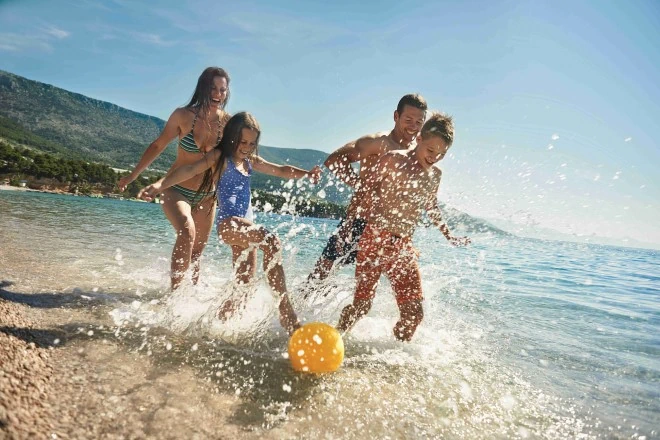 Famiglia sulle spiagge della Croazia
