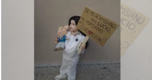 Giò Giò travestito da Lucio Corsi per Carnevale 2025