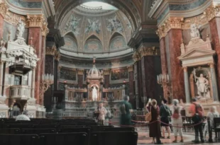 Interno della Chiesa di Pompei. Foto di Aliya Sam