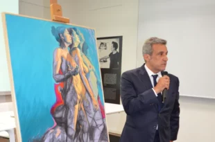 Flavio Insinna durante l'asta benefica contro l'idrocefalo normoteso