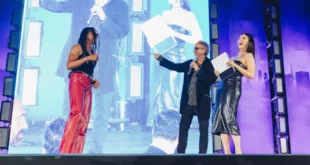 Tim Burton sul palco con Ghali all'evento di presentazione italiano di Mercoledì - Seconda stagione