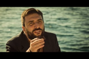 Paco De Rosa in una scena del film L'invisibile filo rosso