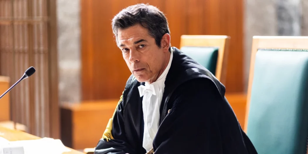 Alessandro Gassmann nei panni dell'avvocato Guerrieri