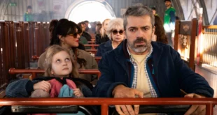 Chiara Pasquali, Valentina Lodovini, Licia Maglietta e Luca Argentero nel film Una famiglia sottosopra. Foto di Andrea Pirrello