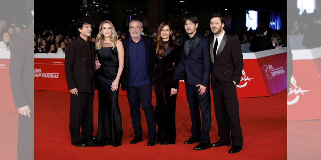 Davide Minnella con il cast di Fuori la verità sul red carpet della Festa del Cinema di Roma. Foto di Gabriele Pallai