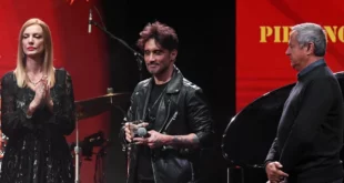 Fabrizio Moro con il Premio Pierangelo Bertoli 2025. Foto di Corrado Corradi