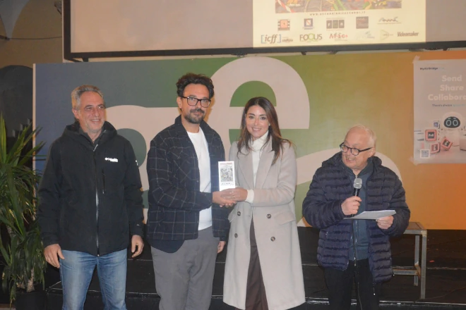 Lorenzo Cammisa premia Miriam Candurro miglior attrice ad accordi @ DISACCORDI - 22a edizione