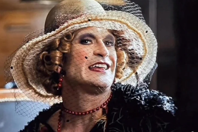 Un frame di Bambinella (Adriano Falivene) nella serie Il Commissario Ricciardi