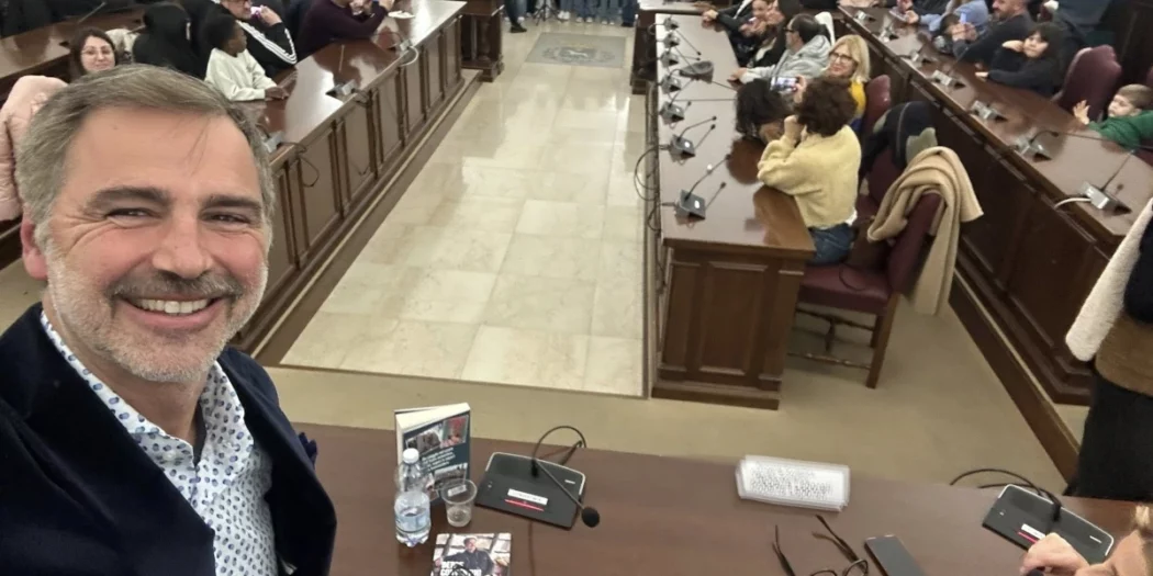 Beppe Convertini durante la presentazione del suo libro a Martina Franca. Foto da Facebook