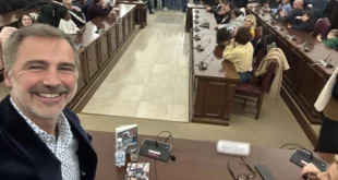 Beppe Convertini durante la presentazione del suo libro a Martina Franca. Foto da Facebook