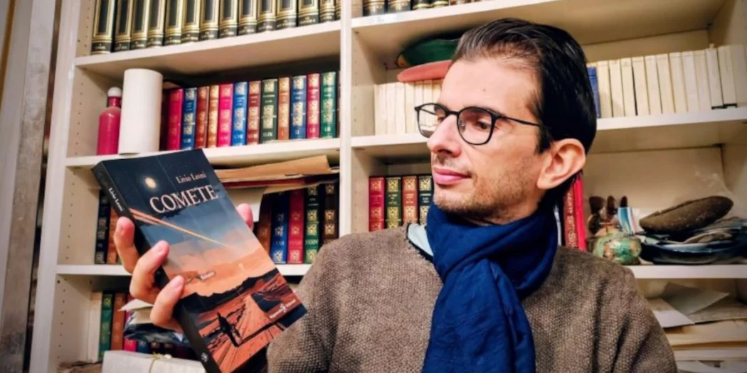 Livio Leoni con il suo libro Comete