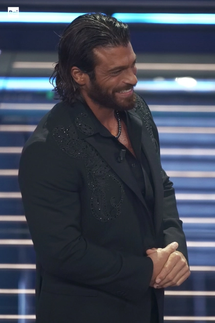Can Yaman sul palco dell'Ariston - Festival di Sanremo 2026. Foto da Facebook Ufficiale di Sanremo