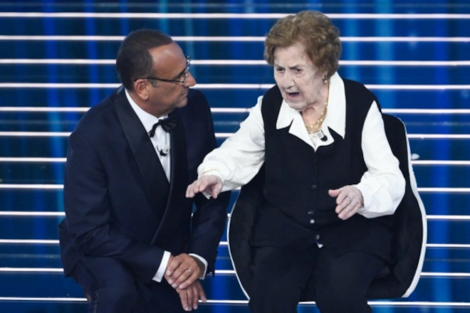 Carlo Conti con Gianna Pratesi sul palco di Sanremo 2026