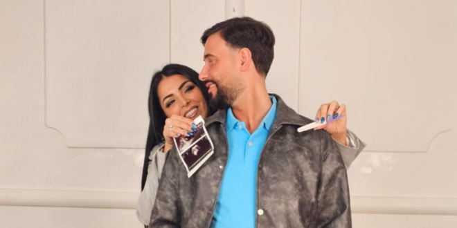 Nancy Coppola e Angelo Pezzella con le foto dell'ecografia della gravidanza © Social Network