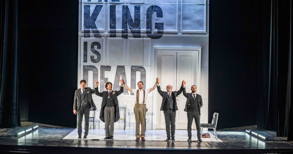 The king is dead - Saluti al pubblico. Foto di Andrea Calvano