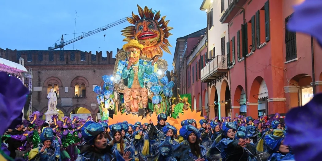 Carro Dimmi cosa vedi al Carnevale di Cento. Foto di Corrado Corradi