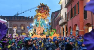 Carro Dimmi cosa vedi al Carnevale di Cento. Foto di Corrado Corradi