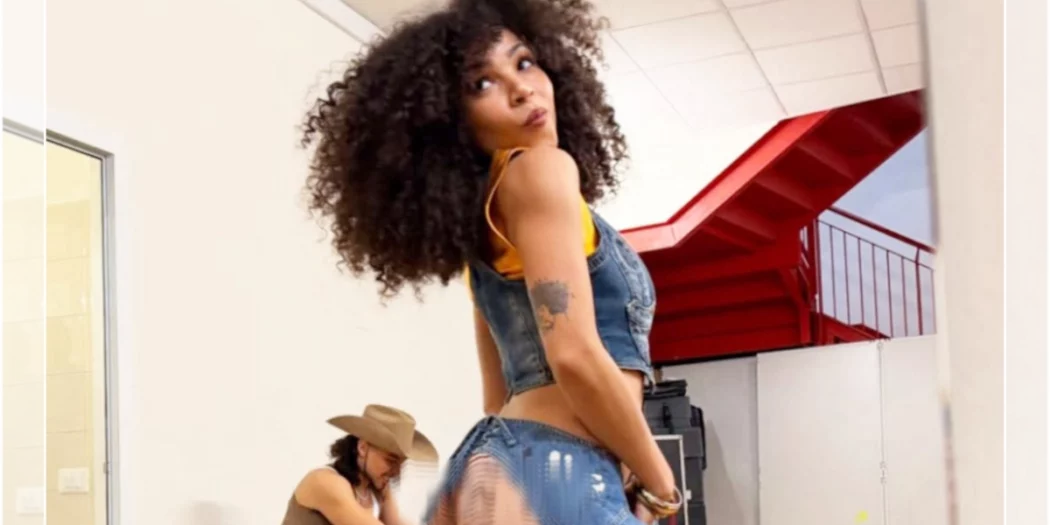 Francesca Tanas con i jeans menzionati da Carlo Conti a Sanremo 2026. Frame video backstage