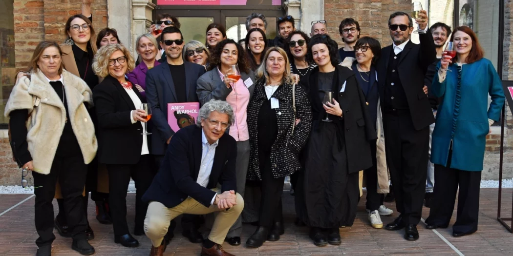 Il gruppo della Mostra dedicata ad Andy Warhol al Palazzo dei Diamanti di Ferrara. Foto di Corrado Corradi