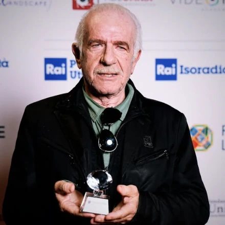 Massimiliano Terzo con il premio ricevuto a Tulipani di Seta Nera