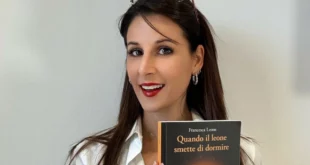 Francesca Leone con il libro Quando il leone smette di dormire