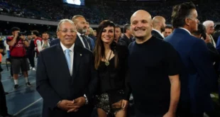 Renato Schifani, Dolcenera e Peppe Iodice (sullo schermo dietro Francesca Fagnani) a La Notte dei Leoni. Foto di Eugenio Blasio