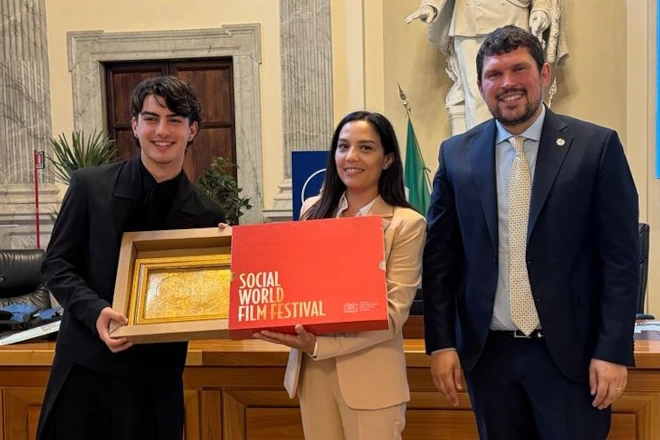 Samuele Carrino premiato da Annalisa Donnarumma (vicesindaco Vico Equense) e Giuseppe Alessio Nuzzo