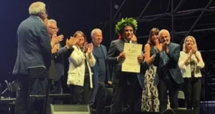 Il momento della consegna della Laurea Honoris Causa a Sal Da Vinci