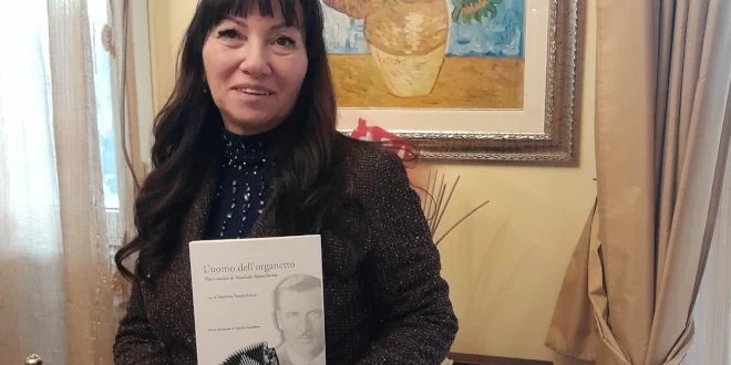 Dosolina Rapacchietta con il libro L’Uomo dell’Organetto
