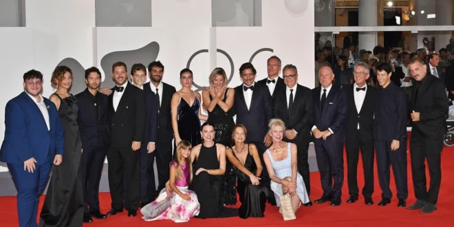 Il cast de L'Estranea (Venezia, 2026) © Corrado Corradi