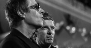 Liam e Noel Gallagher sul red carpet di Oasis don't look back in anger (Venezia 2026) © Jacopo Salvi - Courtesy Archivio Storico La Biennale di Venezia