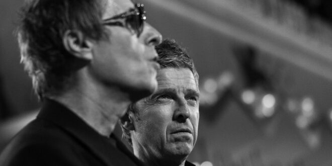 Liam e Noel Gallagher sul red carpet di Oasis don't look back in anger (Venezia 2026) © Jacopo Salvi - Courtesy Archivio Storico La Biennale di Venezia