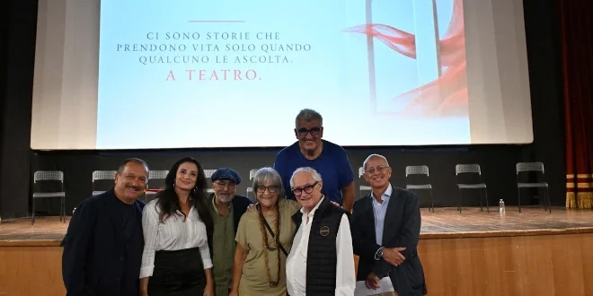 Parte del cast della stagione 2026-27 al Teatro Acacia di Napoli durante la conferenza stampa (Napoli, 22 Settembre 2026)